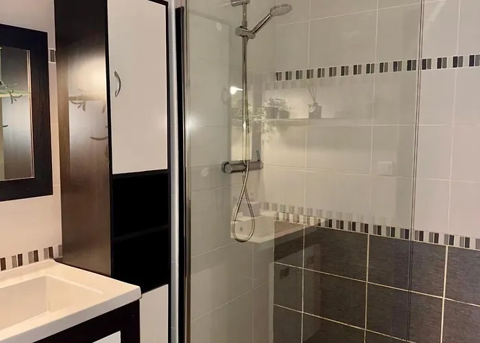 T2 60m2, Centre Ville, Parking Gratuit, Terrasse, Proche Tram, A Seulement 15mn Des Plages